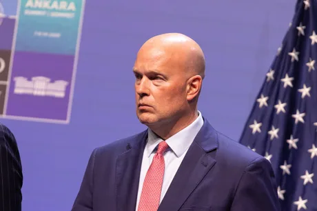 Matthew Whitaker discutând despre apărarea Europei la un forum de securitate.