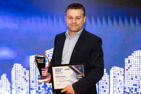 Ciprian Ciucu primește un premiu la un eveniment dedicat industriei urbane.