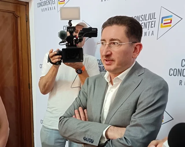 Reprezentant al Consiliului Concurenței discutând despre sancțiunile băncilor.