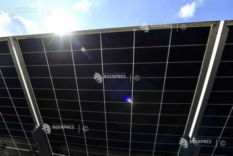 Panouri solare reflectând soarele, simbol al energiei regenerabile.