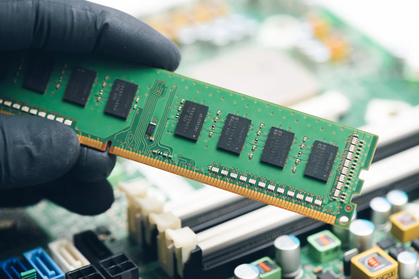 Cip de memorie DRAM pe un circuit imprimat, utilizat în computere.