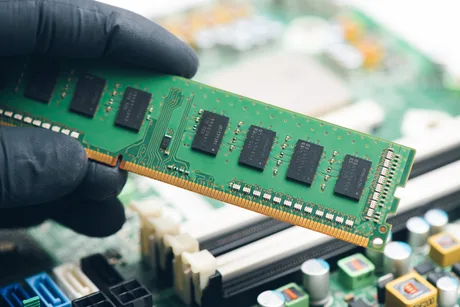 Cip de memorie DRAM pe un circuit imprimat, utilizat în computere.