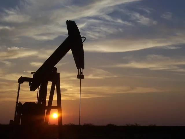 O pompă de petrol la apus, simbolizând industria energetică.