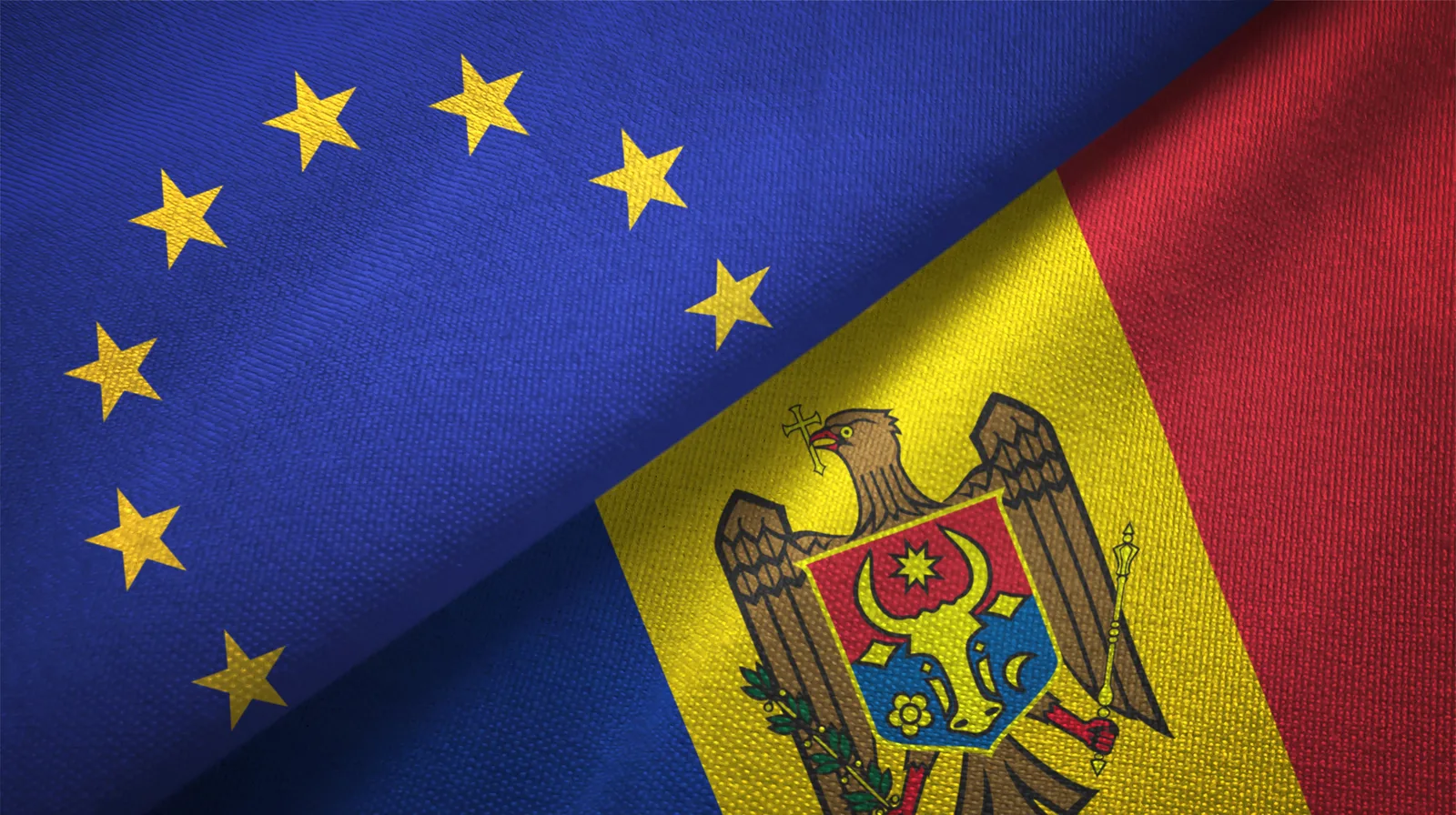 Steagul Uniunii Europene și al Republicii Moldova împletite simbolic.