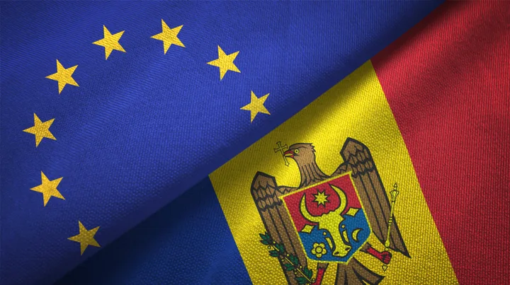 Steagul Uniunii Europene și al Republicii Moldova împletite simbolic.