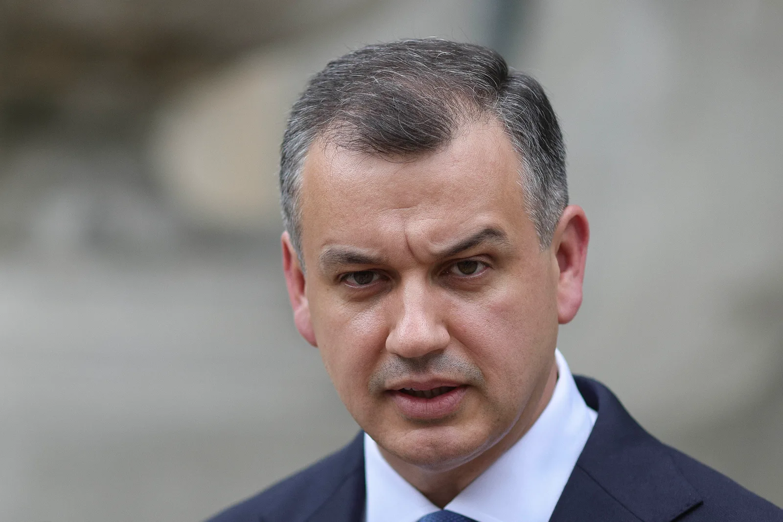 Eugen Tomac discutând despre noua echipă guvernamentală propusă.