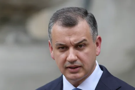 Eugen Tomac discutând despre noua echipă guvernamentală propusă.