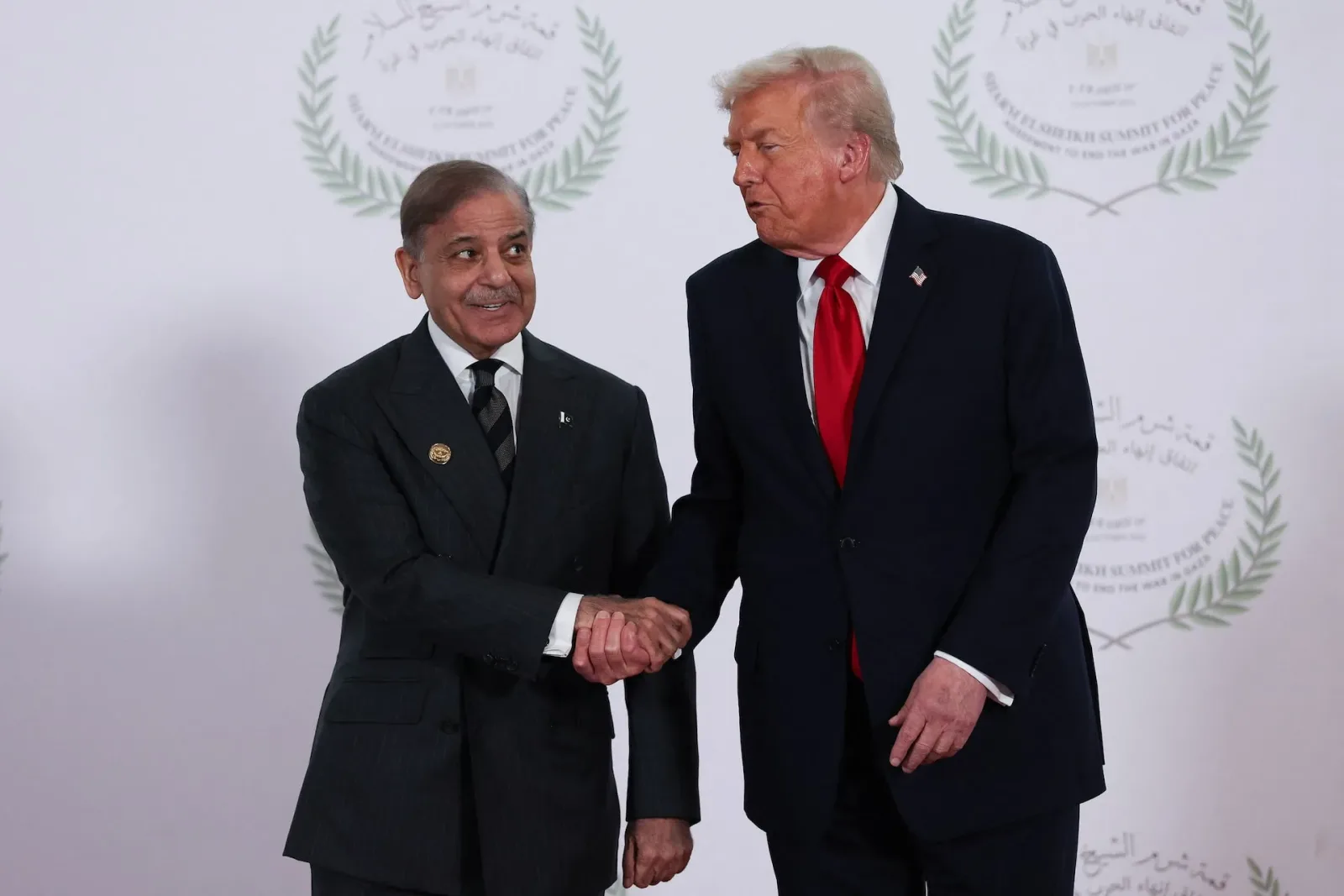 Shehbaz Sharif și un lider străin la o întâlnire diplomatică importantă.