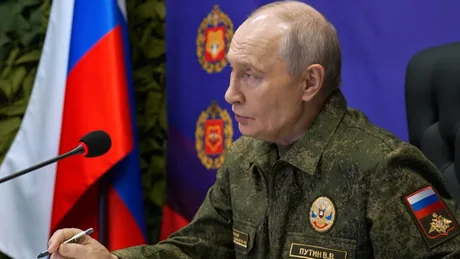 Vladimir Putin discutând despre situația din Ucraina, îmbrăcat în uniformă militară.