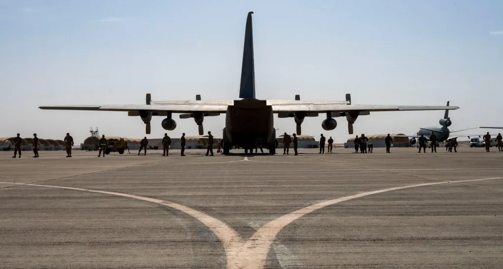 Avioane-cisternă KC-135 staționate la Baza 90 Otopeni pentru misiuni logistice.