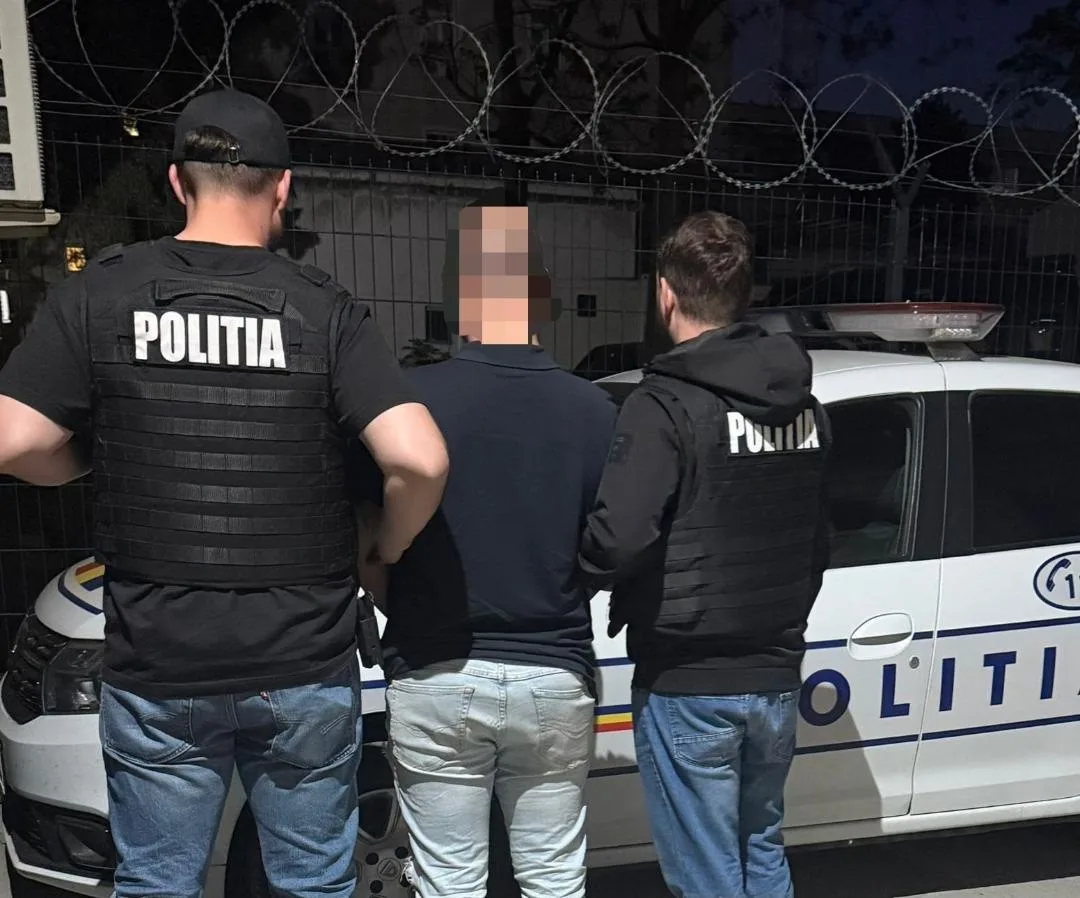 Bărbat reținut de poliție în urma unei operațiuni de capturare.