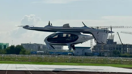Taxi aerian electric eVTOL în zbor, pregătit pentru servicii comerciale în Kazahstan.