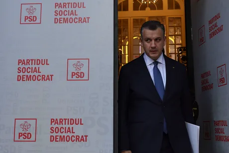 Lider PSD ieșind din sediul partidului, discutând despre votul din Parlament.