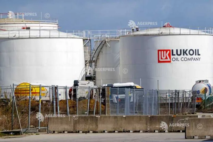Rezervoare de petrol Lukoil, simbol al activelor internaționale în vânzare.