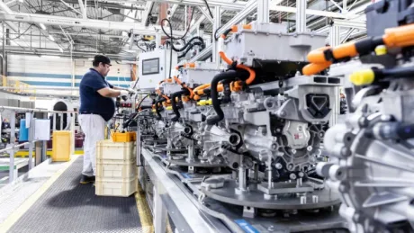 Linie de producție auto cu muncitori și echipamente moderne