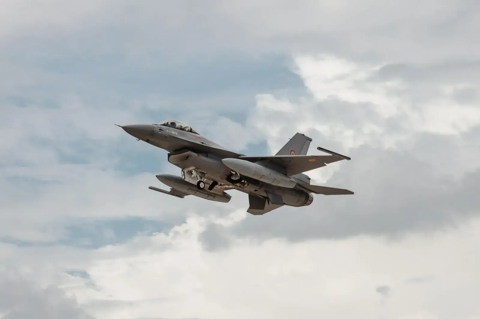 Un F-16 românesc în zbor, pregătit pentru misiuni de apărare aeriană.