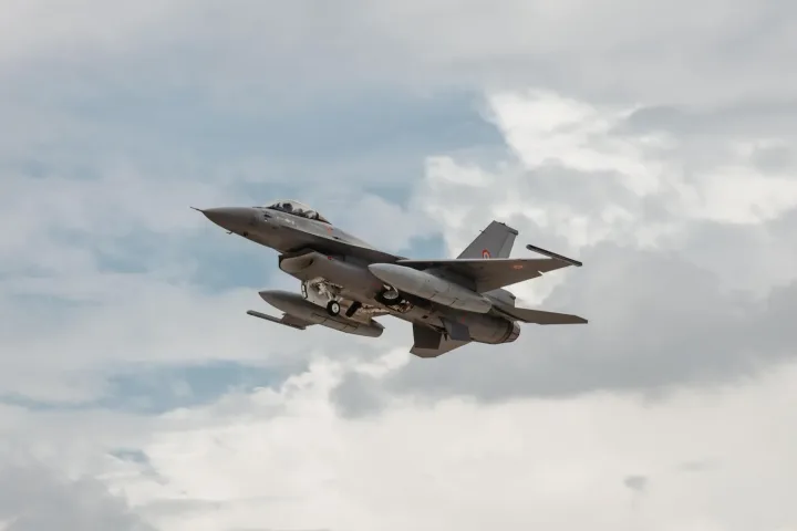 Un F-16 românesc în zbor, pregătit pentru misiuni de apărare aeriană.
