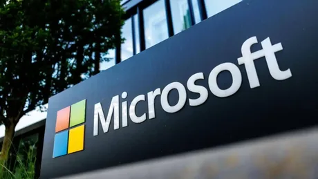 Logo-ul Microsoft pe fundal verde și alb, simbolizând inovația tehnologică.