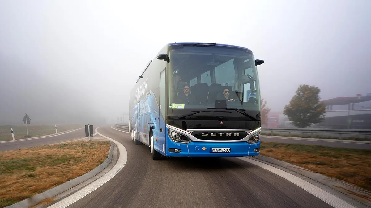 Autocar electric Setra pe drum, în condiții de ceață, pentru curse lungi.