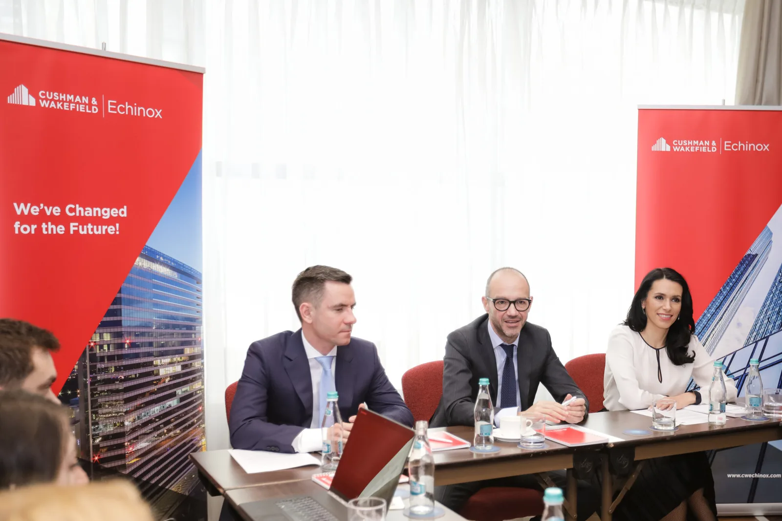 Cercetători discutând despre inovații în domeniul catalizatorilor și conversiei CO2.