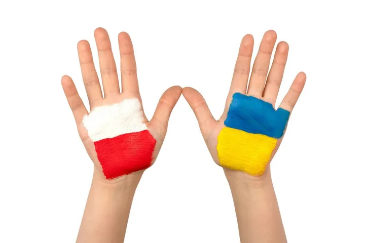Palme pictate cu steagurile Poloniei și Ucrainei, simbolizând solidaritatea.