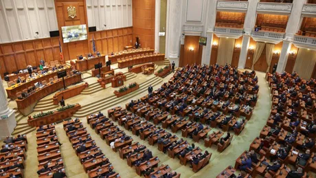 Sesiune parlamentară cu deputați în plen, discutând despre legea decarbonizării.