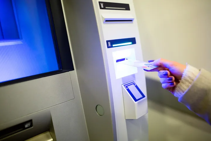 ATM Bitcoin utilizat pentru tranzacții financiare suspecte în București.