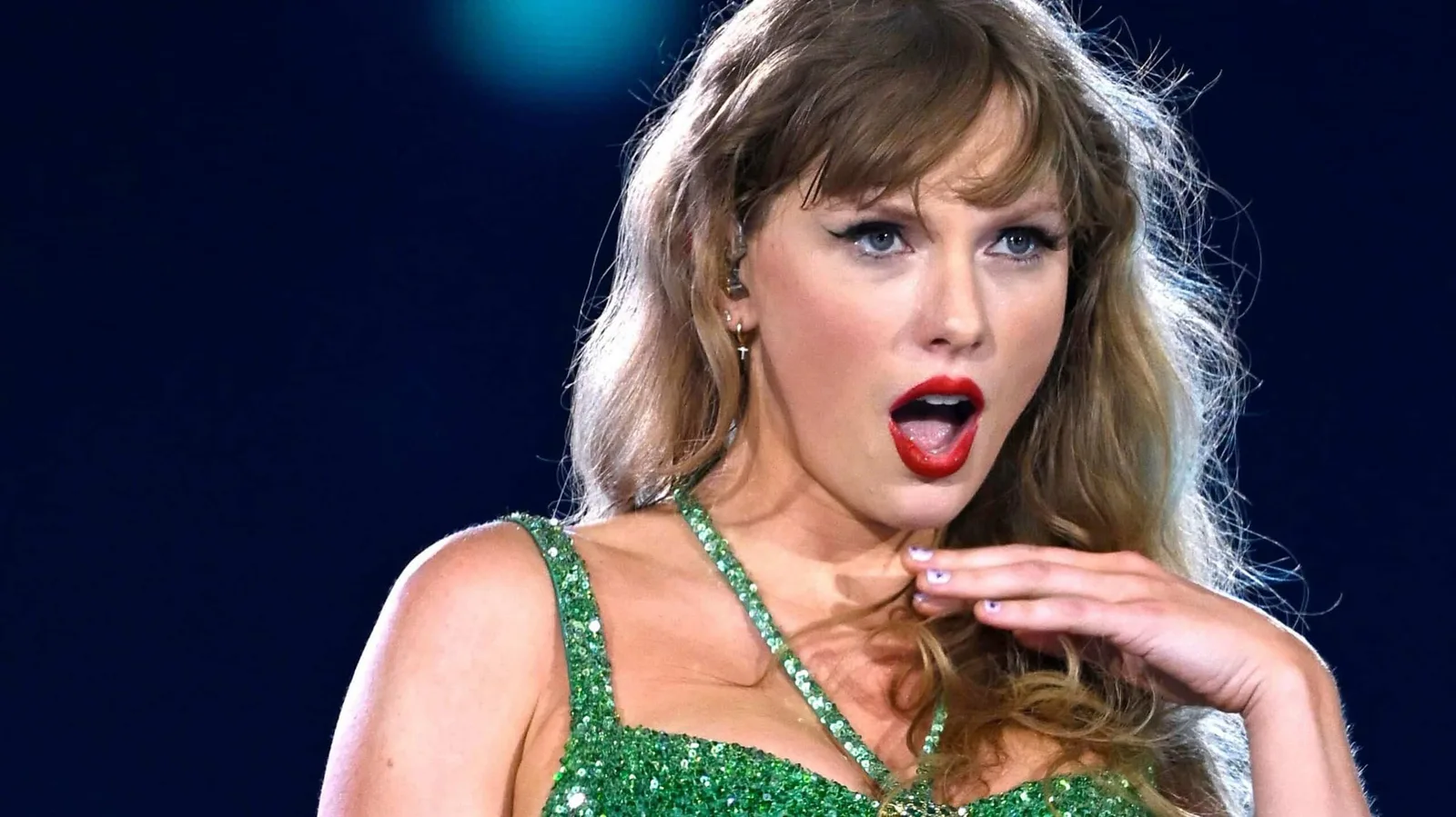 Taylor Swift pe scenă, surprinsă în timpul unui concert vibrant.