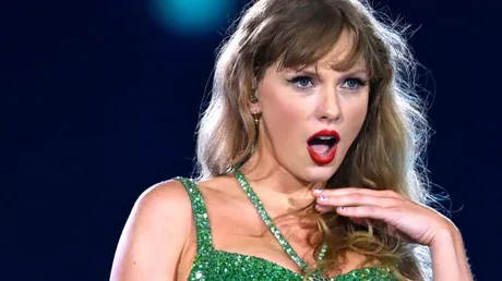 Taylor Swift pe scenă, surprinsă în timpul unui concert vibrant.