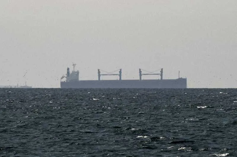 Nave maritime navigând pe ape agitate în strâmtoarea Ormuz.