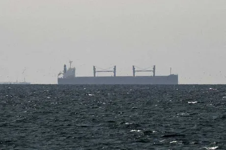 Nave maritime navigând pe ape agitate în strâmtoarea Ormuz.