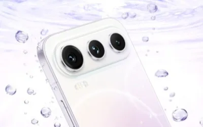 Un smartphone cu trei camere, rezistent la apă, pe fundal cu picături de apă.