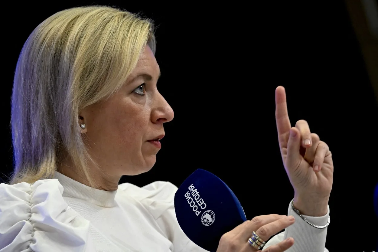 Maria Zaharova discutând despre relațiile internaționale și transferul de armament.