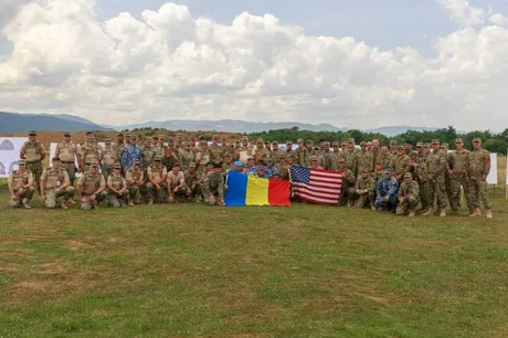 Militari români și americani în exerciții comune, evidențiind parteneriatul de apărare.