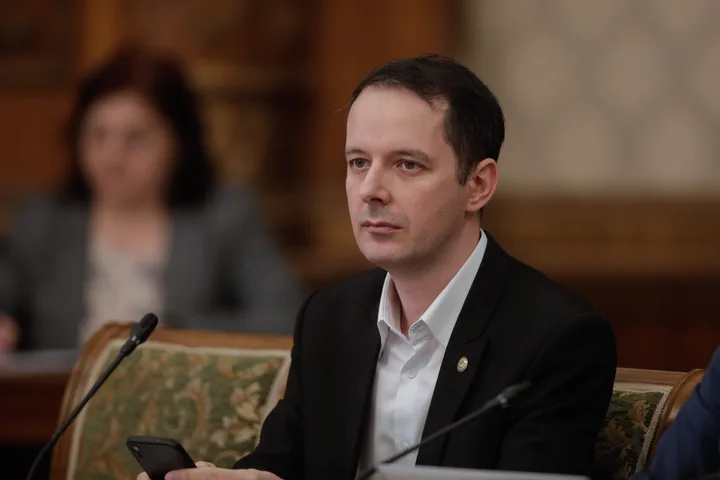Luca Niculescu discutând despre viitorul guvernului și condițiile USR.