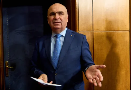 Ilie Bolojan discutând despre stabilitatea financiară a României în contextul politic actual.
