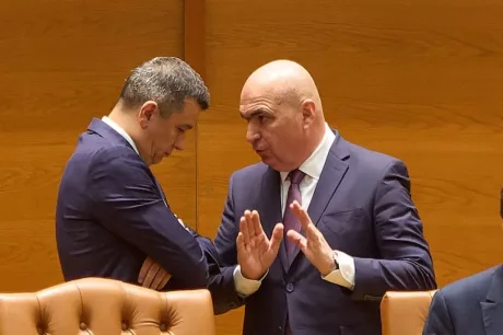 Ilie Bolojan discutând în Parlament despre guvernare.