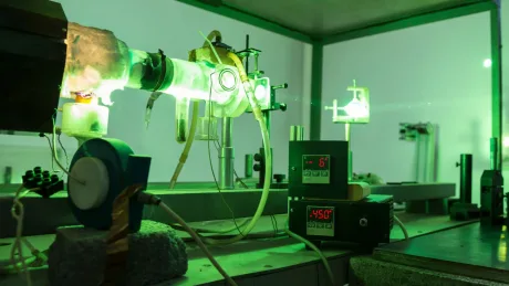 Sistem laser anti-dronă portabil, destinat utilizării de către soldați.
