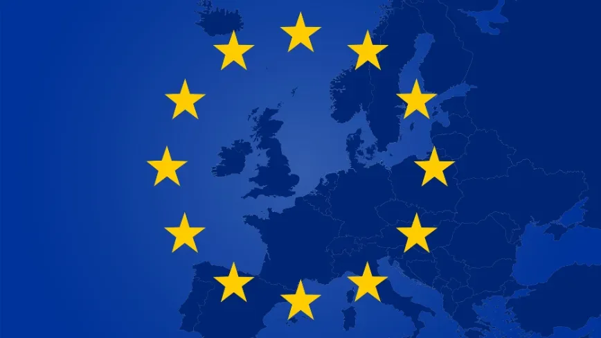 Steagul Uniunii Europene pe fundalul hărții Europei.