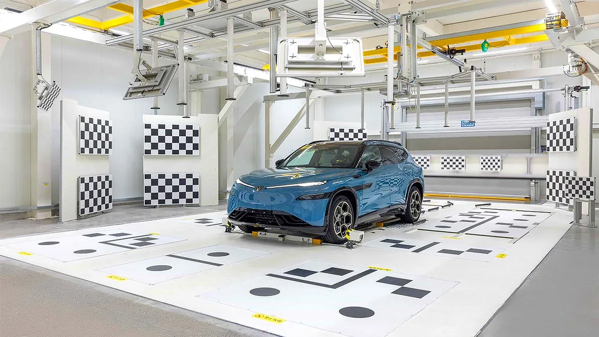 Un vehicul electric pe o platformă de testare, pregătit pentru evaluare tehnică.