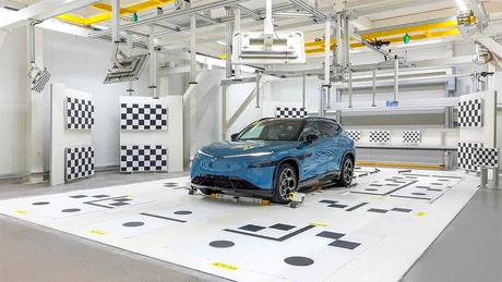Un vehicul electric pe o platformă de testare, pregătit pentru evaluare tehnică.