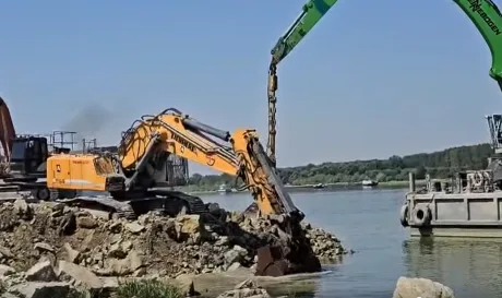 Operațiune de scufundare a barjelor în Dunăre pentru creșterea nivelului apei.