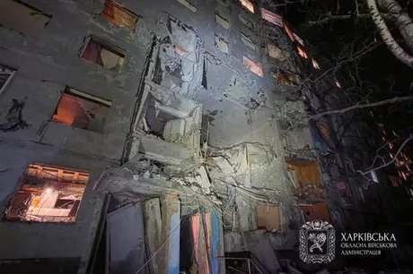 Clădire distrusă în urma unui atac aerian în Harkiv, cu feronerie expusă.