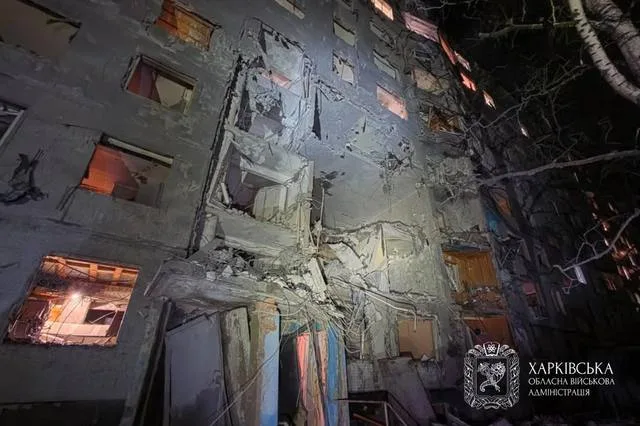 Clădire distrusă în urma unui atac aerian în Harkiv, cu feronerie expusă.