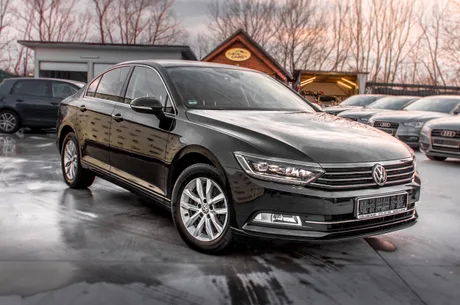 Volkswagen Passat parcat într-o curte, reflectând tendințele auto din România.
