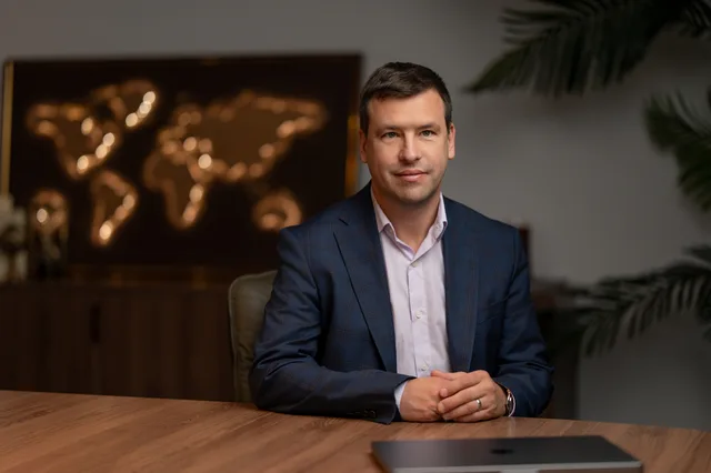 Directorul Philip Morris România discutând despre verificarea vârstei la vânzarea produselor cu nicotină.