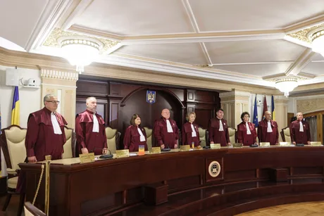 Judecătorii Curții Constituționale în timpul unei ședințe oficiale.