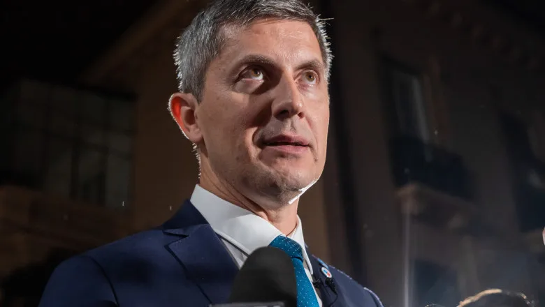 Dan Barna discutând despre achizițiile de vaccinuri Covid-19 la DNA.