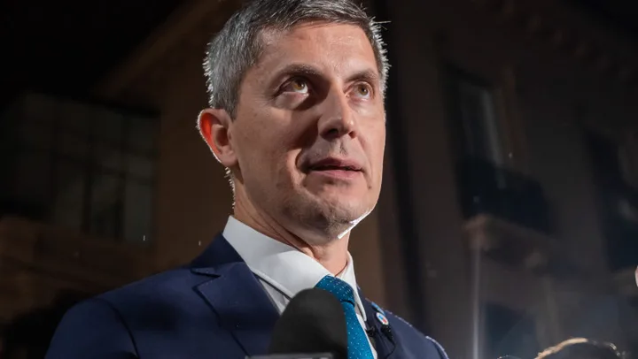 Dan Barna discutând despre achizițiile de vaccinuri Covid-19 la DNA.