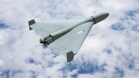 Dronă de tip Shahed zburând deasupra norilor, în context militar.